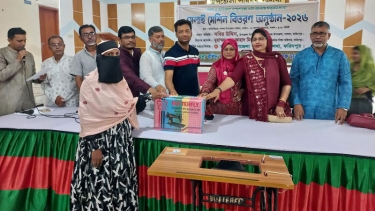 সালথায় ১৫ দুস্থ নারীর হাতে সেলাই মেশিন