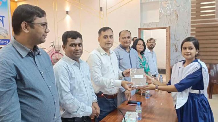 মধুখালীতে জাতীয় মৎস্যপক্ষের সমাপনী অনুষ্ঠানে শিক্ষার্থীদের মাঝে পুরস্কার বিতরণ