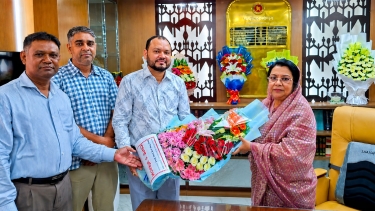 নতুন খাদ্যমন্ত্রীকে ব্যবসায়ী হাজী সোহাগের ফুলেল শুভেচ্ছা