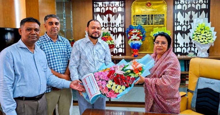 নতুন খাদ্যমন্ত্রীকে ব্যবসায়ী হাজী সোহাগের ফুলেল শুভেচ্ছা