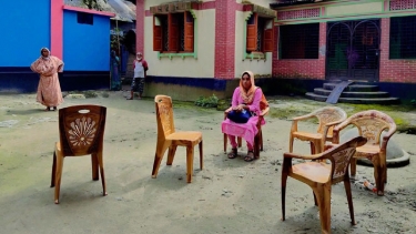 প্রেম নয়, প্রতারণা! দুই সন্তানের বাবার বাড়িতে বিয়ের দাবিতে পাবনার তরুণী