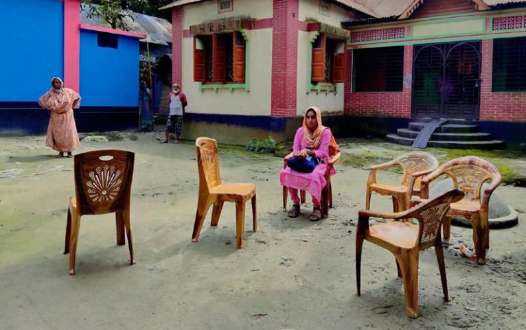 প্রেম নয়, প্রতারণা! দুই সন্তানের বাবার বাড়িতে বিয়ের দাবিতে পাবনার তরুণী