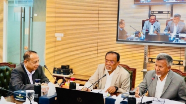 আমলাতান্ত্রিক জটিলতা পরিহার করে দ্রুত কার্যকর ব্যবস্থা গ্রহণের নির্দেশ জনপ্রশাসন উপদেষ্টার