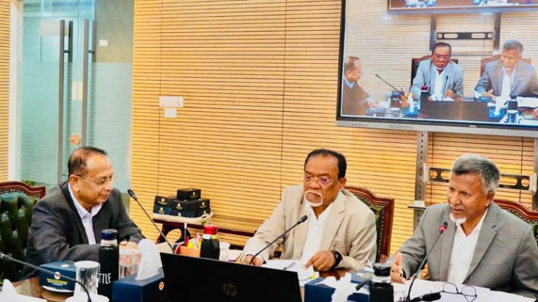 আমলাতান্ত্রিক জটিলতা পরিহার করে দ্রুত কার্যকর ব্যবস্থা গ্রহণের নির্দেশ জনপ্রশাসন উপদেষ্টার