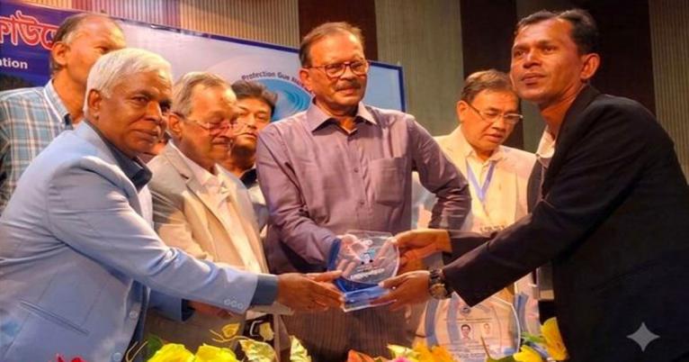সাংবাদিকতায় অবদানে সম্মাননা স্মারক পেলেন জহিরুল ইসলাম বিদ্যুৎ