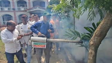 ডেঙ্গু প্রতিরোধে কাঁধে ফগার মেশিন নিয়ে মাঠে সাখাওয়াত