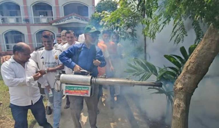 ডেঙ্গু প্রতিরোধে কাঁধে ফগার মেশিন নিয়ে মাঠে সাখাওয়াত