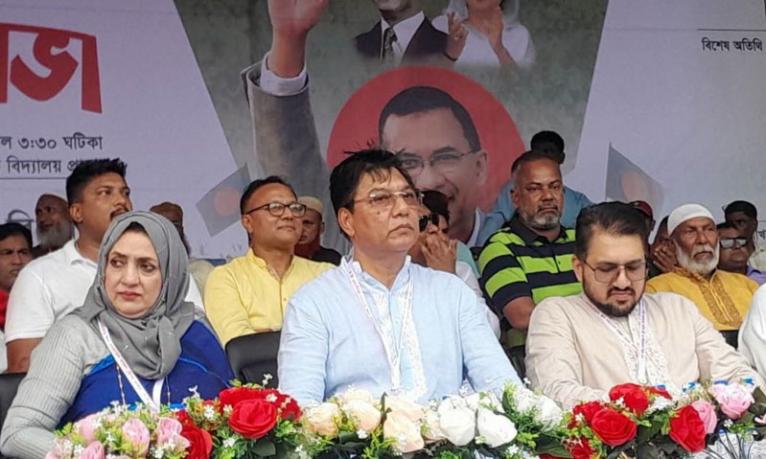 গাড়িচালক অন্যায় করেছিল, তাই তাকে জরিমানা করা হয়েছে : বিমানমন্ত্রী মিল্লাত