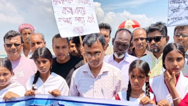 ফরিদপুরের সদরপুরে পদ্মা নদীর ভাঙন রোধে স্থায়ী সমাধানের দাবিতে হাজারো মানুষের মানববন্ধন