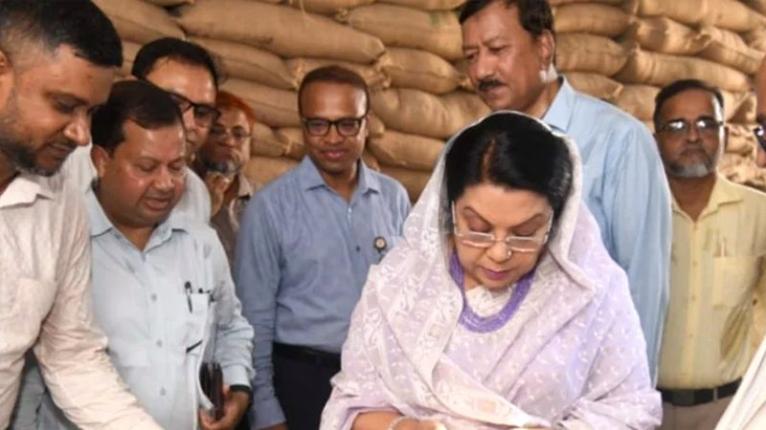 রাজধানীর তেজগাঁও সিএসডিতে খাদ্যমন্ত্রীর আকস্মিক পরিদর্শন, গুদামে গুদামে দেখলেন চাল-আটার মান
