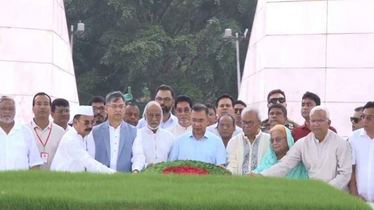 শহীদ জিয়াউর রহমান ও খালেদা জিয়ার সমাধিতে শ্রদ্ধা জানালেন তারেক রহমান