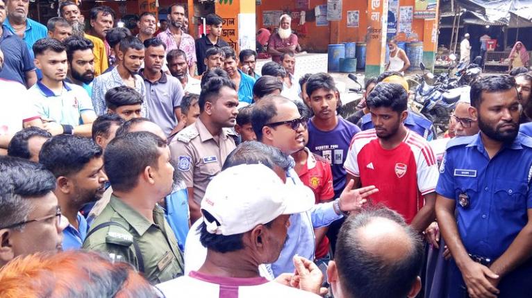 বোয়ালমারীতে মরা মুরগি বিক্রি করায় এক ব্যবসায়ীকে জরিমানা