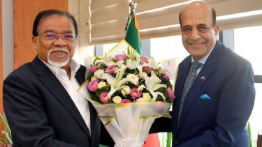 প্রধানমন্ত্রীর জনপ্রশাসন উপদেষ্টার সঙ্গে ভারতীয় হাইকমিশনারের সাক্ষাৎ