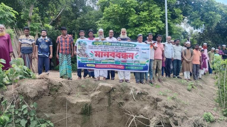 আলফাডাঙ্গায় মধুমতির ভয়াল থাবা, হুমকিতে স্কুল-মাদ্রাসা-বসতবাড়ি, প্রতিরোধের দাবিতে মানববন্ধন