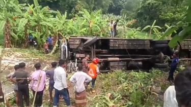 গোপালগঞ্জে যাত্রীবাহী বাস খাদে, নিহত ৩