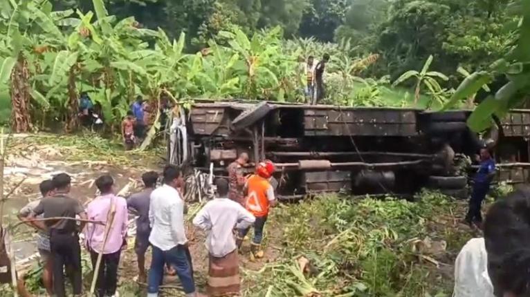 গোপালগঞ্জে যাত্রীবাহী বাস খাদে, নিহত ৩