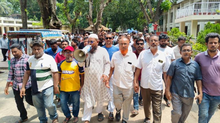 সদরপুরে চরবিষ্ণুপুর ইউনিয়ন পরিষদ ভবন খেজুর তলায় স্থাপনের জন্য মানববন্ধন