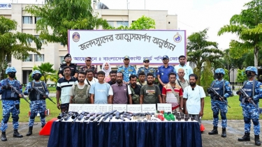 সুন্দরবনের ‘নানা ভাই’ বাহিনীর প্রধানসহ ১২ বনদস্যুর আত্মসমর্পণ