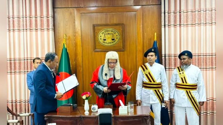 শপথ নিলেন পিএসসির চেয়ারম্যান অধ্যাপক ড. মোহাম্মদ নাজমুজ্জামান ভূঁইয়া