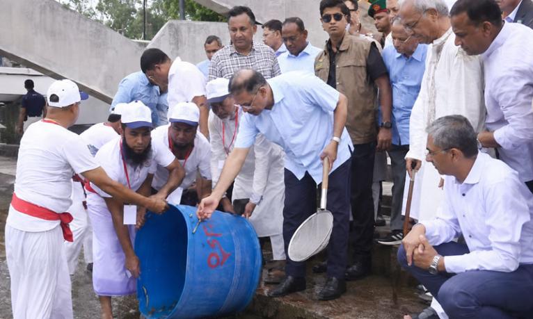 জিয়া ‍উদ্যানের লেকে মাছের পোনা অবমুক্ত করলেন প্রধানমন্ত্রী
