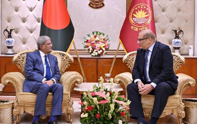 পাকিস্তানের সঙ্গে বাণিজ্য ও শিক্ষাসহ বিভিন্ন খাতে সহযোগিতা জোরদারের আহ্বান রাষ্ট্রপতির