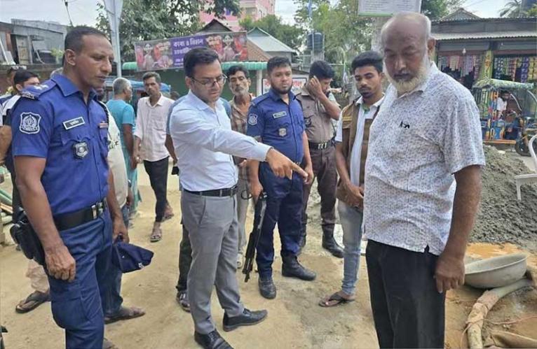 জামালপুরে রাস্তায় নির্মাণসামগ্রী রেখে জনদুর্ভোগ তৈরির অপরাধে বাড়িওয়ালাকে জরিমানা