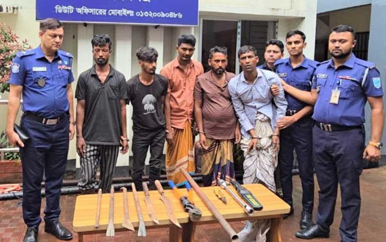 রূপগঞ্জে বাড়িতে ডাকাতি, ৫ জন গ্রেপ্তার, স্বর্ণালংকার ও অস্ত্র উদ্ধার