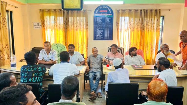 ফরিদপুরে শ্রমিকদের কল্যাণ তহবিলের টাকা উত্তোলনে বাধার অভিযোগ, কর্মবিরতির ঘোষণা