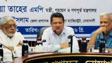 প্রধানমন্ত্রী স্রোতের বিরুদ্ধে গিয়ে আমাদের নিয়ে সাঁতার কাটছেন : গণপূর্তমন্ত্রী