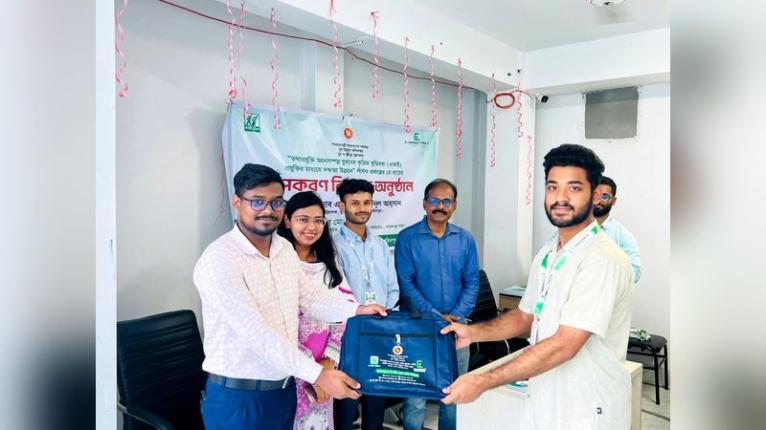 ফরিদপুরে এআই প্রযুক্তি প্রশিক্ষণের উপকরণ বিতরণ
