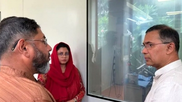 আহত সেনা কর্মকর্তাকে দেখতে সিএমএইচে প্রধানমন্ত্রী