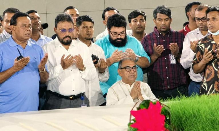জিয়াউর রহমান ও খালেদা জিয়ার সমাধিতে শ্রদ্ধা জানালেন মির্জা আব্বাস