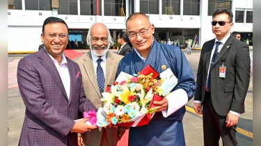 যাত্রা বিরতিতে ঢাকায় ভুটানের প্রধানমন্ত্রী, স্বাগত জানালেন মঈন খান