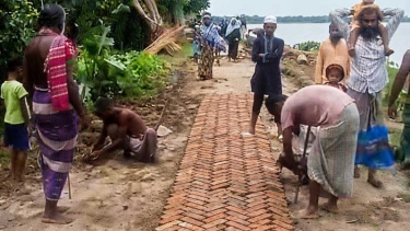 আলফাডাঙ্গায় নদীভাঙনের গুজবে তুলে নেওয়া সেই সড়কের ইট ফেরত দিলেন অভিযুক্তরা