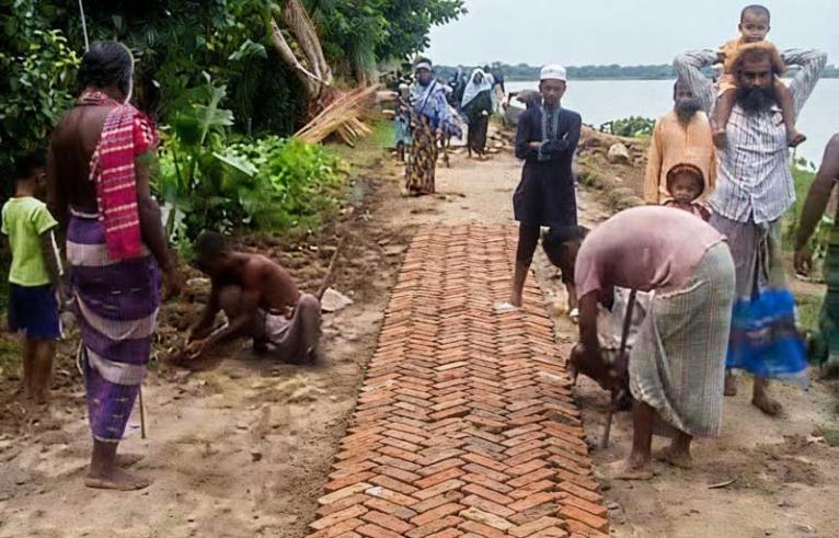 আলফাডাঙ্গায় নদীভাঙনের গুজবে তুলে নেওয়া সেই সড়কের ইট ফেরত দিলেন অভিযুক্তরা