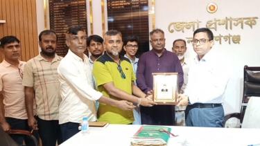 জুলাই যোদ্ধাদের পাশে থাকায় ডিসি রায়হান কবিরকে সম্মাননা