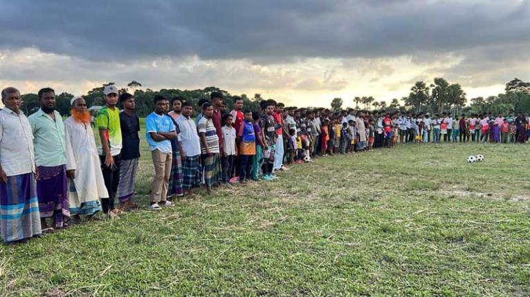 ফরিদপুরে ১০ গ্রামের একমাত্র খেলার মাঠ রক্ষার দাবিতে বিক্ষোভ-মানববন্ধন