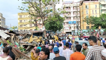 লিংক রোডে সওজের উচ্ছেদ অভিযান, ভাঙা হলো দোকান-রেস্টুরেন্ট