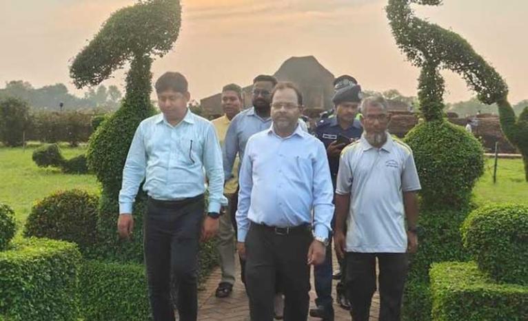 বলিহার রাজবাড়ী ও পাহাড়পুর বৌদ্ধবিহার পরিদর্শন করলেন ভারতীয় সহকারী হাইকমিশনার
