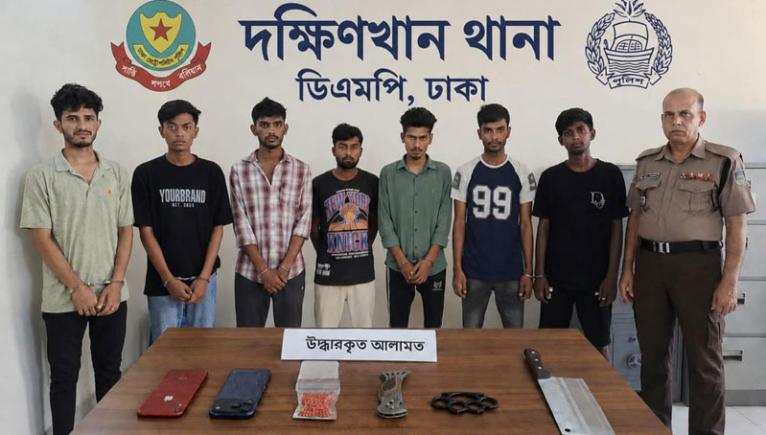 দক্ষিণখানে অস্ত্র ও ইয়াবাসহ কিশোর গ্যাংয়ের ৭ সদস্য গ্রেপ্তার