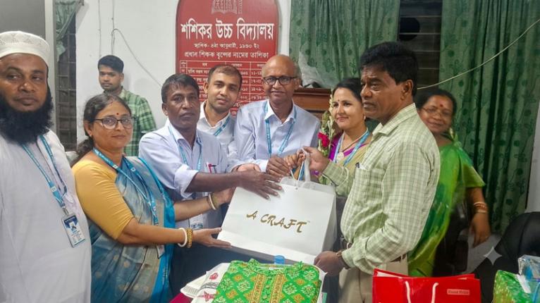 শ্রদ্ধা ও ভালোবাসায় শশিকর উচ্চ বিদ‌্যাল‌য়ের প্রধান শিক্ষকের বিদায়