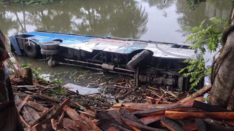 নগরকান্দায় বাস-ট্রাকের মুখোমুখি সংঘর্ষে আহত ১৬