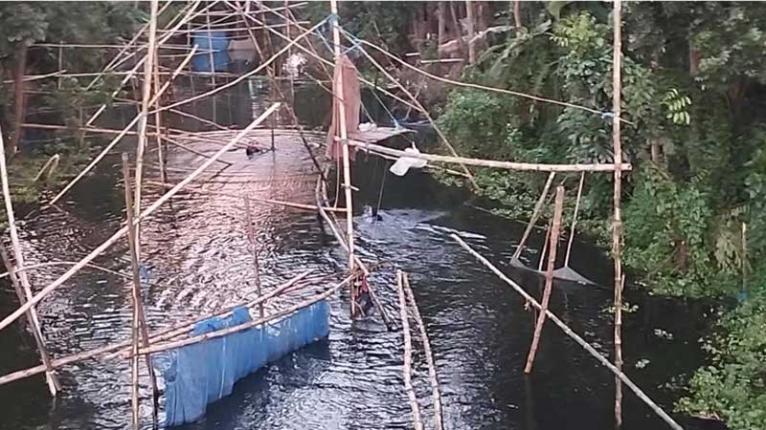নগরকান্দায় দেশীয় মাছ রক্ষায় মৎস্য অধিদপ্তরের অভিযান, চায়না দুয়ারি ধ্বংস ও ভেসাল অবকাঠামো ভাঙচুর