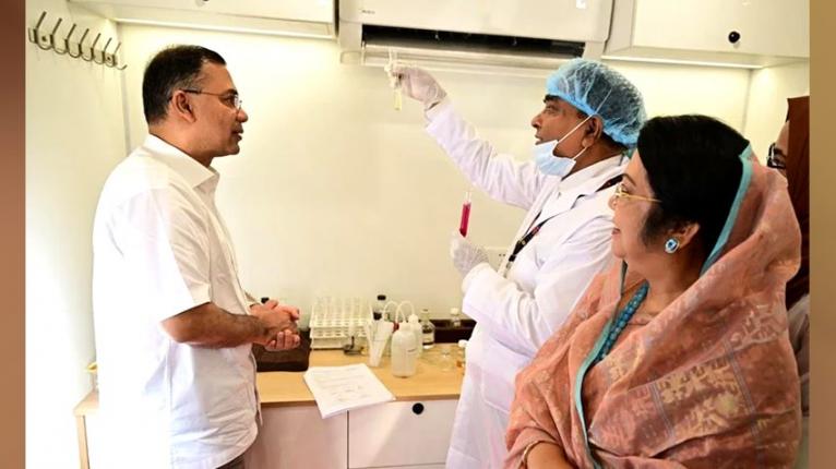 নিরাপদ খাদ্য পরীক্ষার ভ্রাম্যমাণ ল্যাব পরিদর্শন করলেন প্রধানমন্ত্রী