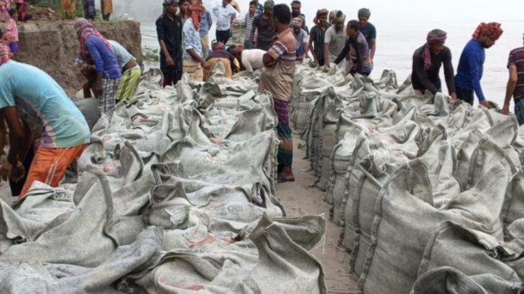 আলফাডাঙ্গায় মধুমতির ভাঙন রোধে ১৪ হাজার জিওব্যাগ ফেলা শুরু