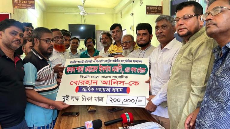 নগরকান্দায় অসুস্থ সাংবাদিক বোরহান আনিসকে ২ লাখ টাকা অনুদান দিলেন শামা ওবায়েদ