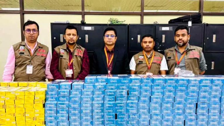 শাহজালালে ৩ যাত্রীর ব্যাগ থেকে ৬৩১ কার্টন সিগারেট জব্দ