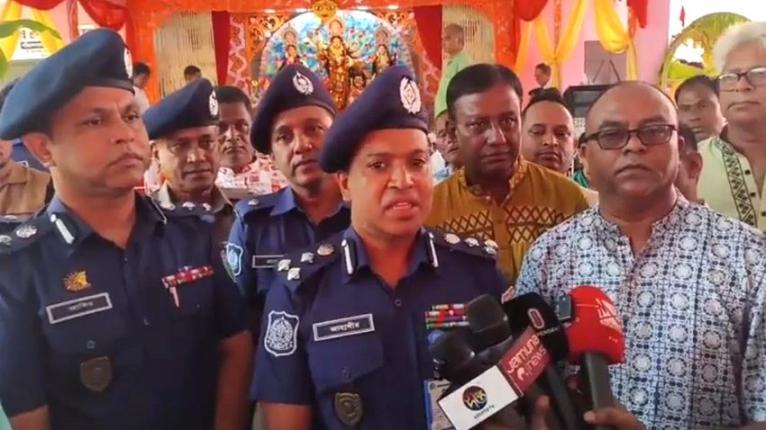 সুনামগঞ্জে পূজামণ্ডপ পরিদর্শন করেছেন সিলেট রেঞ্জের ডিআইজি