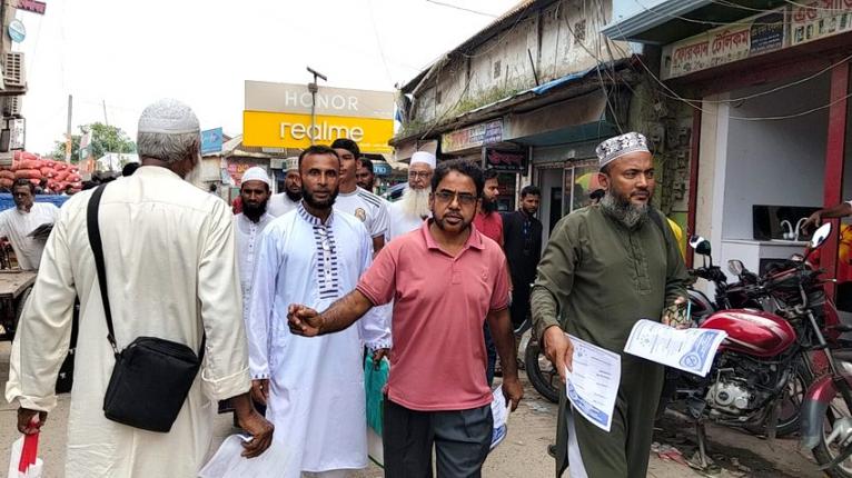 সালথায় ডেঙ্গু প্রতিরোধে জামায়াতের লিফলেট বিতরণ