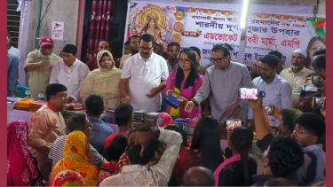 ফতুল্লায় সনাতনীদের মাঝে এমপি মাধবী মার্মার উপহার বিতরণ